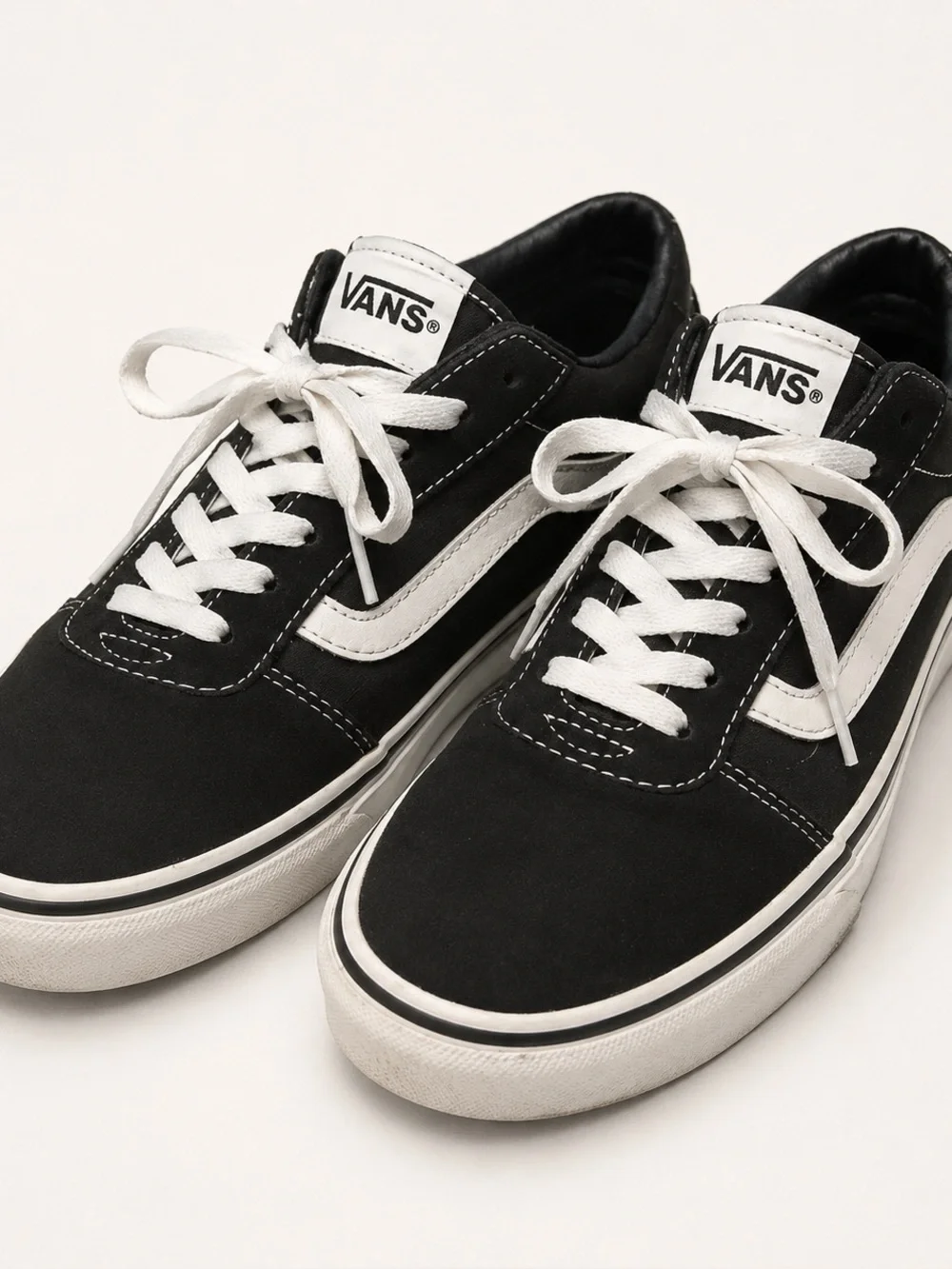 Vans Old Skool Black & White Sneakers Men’s 9.5 Women’s 11